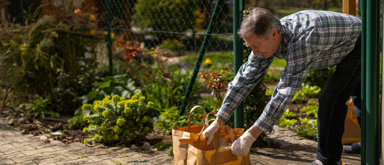 LSBU’s Tim Hannam goes the extra mile to deliver lunches to elderly and vulnerable people in the community during lockdown