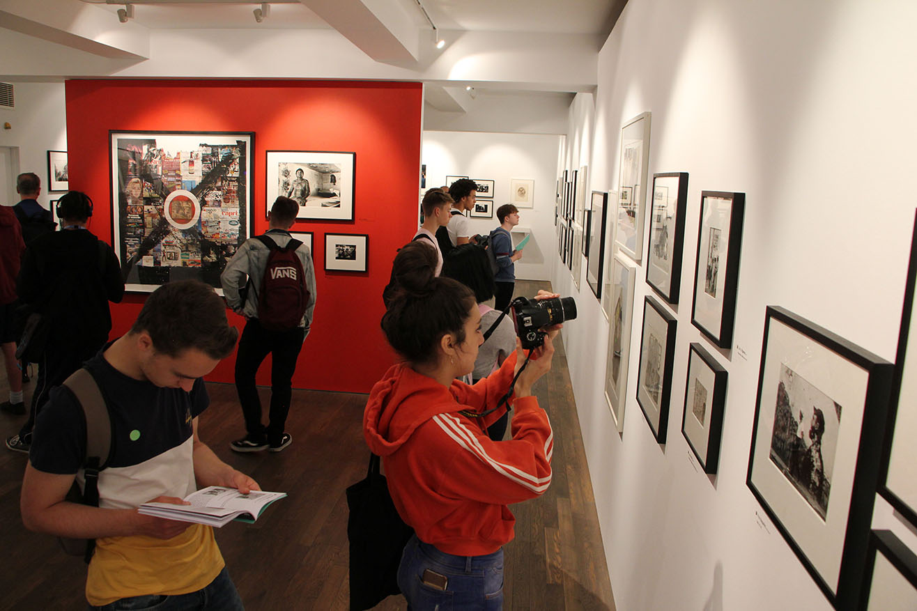 Photography students visit gallery